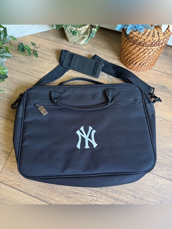 Mlb Genuine Merchandise Handbags - Genuine MLB New York Yankees Black Expandable Laptop Messenger Bag – Unisex